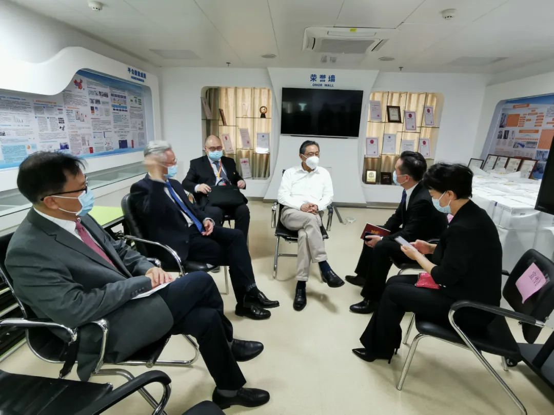 2月27日,钟南山院士与广州市新闻办负责同志商讨新闻通气会事宜