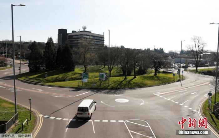 当地时间3月24日，英国赫默尔亨普斯特德城，一辆汽车行驶在空旷的公路上。