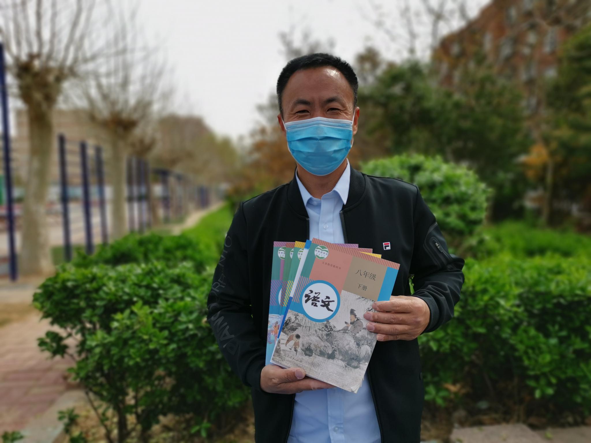  今日（25日）上午，申军良帮儿子申聪从学校领取了课本，下午申聪随新班级开始上网课。 受访者供图