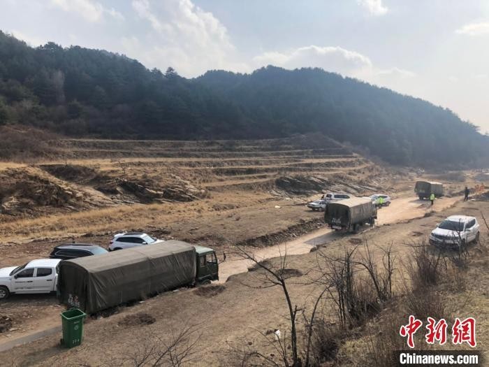 24日,救援力量开始陆续撤离。 李庭耀 摄