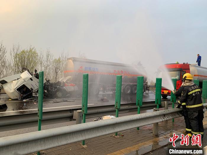 图为救火员对变乱车辆举行喷水稀释冷却,防备静电激发起火。本次救济用水量达50吨。张帅 摄