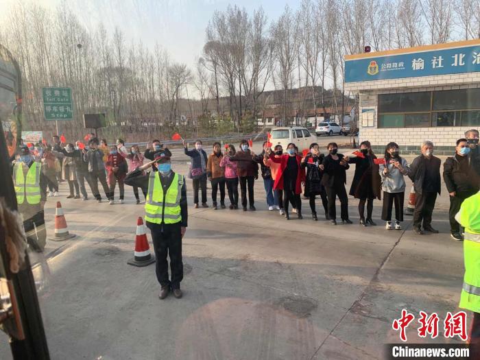 当地民众夹道送别。内蒙古森林消防总队供图