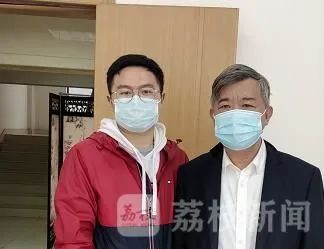 樊瑞与朱凤才合影(图片由受访者提供)
