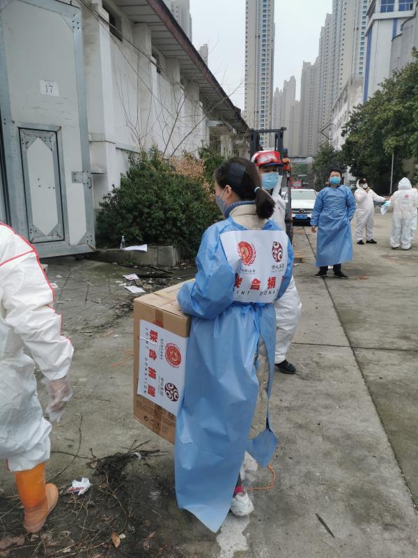 靳官萍在搬运物资本文图片均由受访者供图