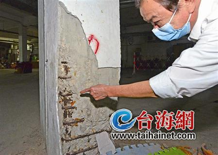 嘭!居民楼承重柱突然崩开