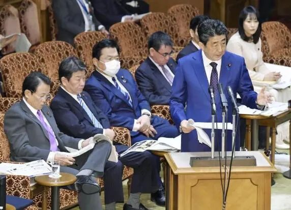 ▲图为3月23日,日本首相安倍晋三(前)在国会发言。
