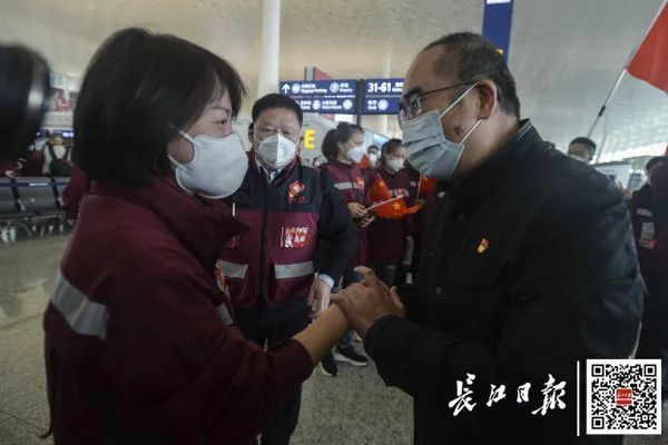 24日,金银潭医院院长张定宇在天河机场送别福建援鄂医疗队