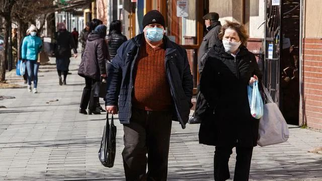 西方记者怒怼:你们有本事别用中国口罩