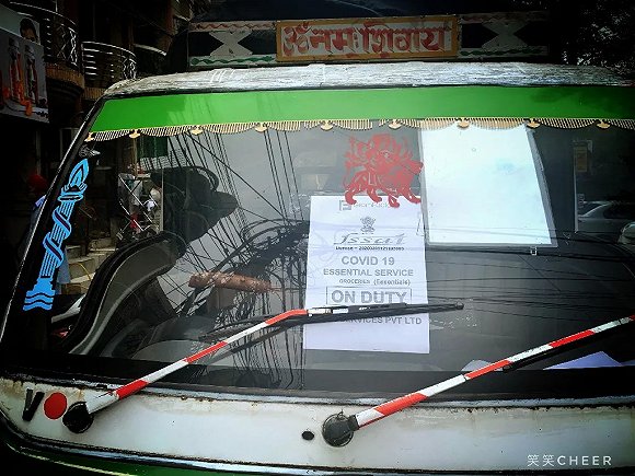 贴上政府认证告示、用于运输必需物资的小车,图片来源:武笑吟