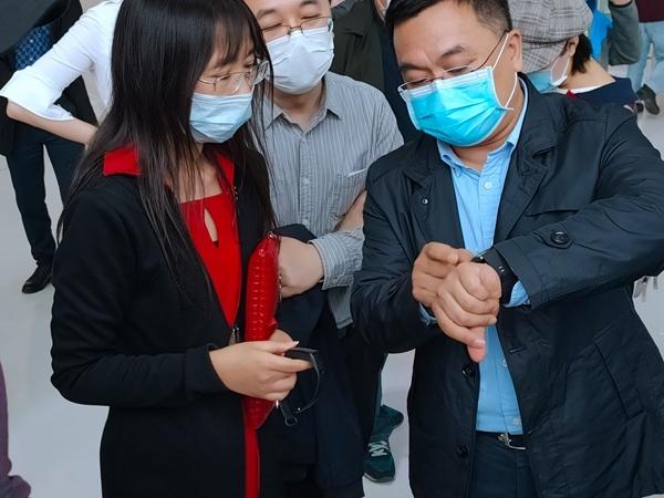 15天,从研发步入量产!长虹5G智能测温手环来了