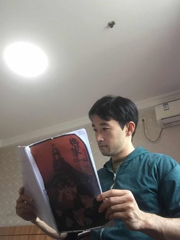图为美浓轮泰史在隔离酒店练习中文台词(图片由受访者提供)