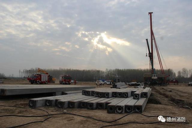 山东德州一建筑工地坍塌 消防员12分钟救出2名被埋工人休闲区蓝鸢梦想 - Www.slyday.coM 山东德州一建筑工地坍塌 消防员12分钟救出2名被埋工人休闲区蓝鸢梦想 - Www.slyday.coM