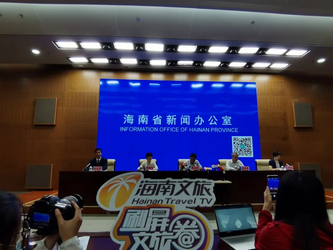 3月26日上午,海南省生态环境厅邓小刚厅长在省新闻办发布厅通报了