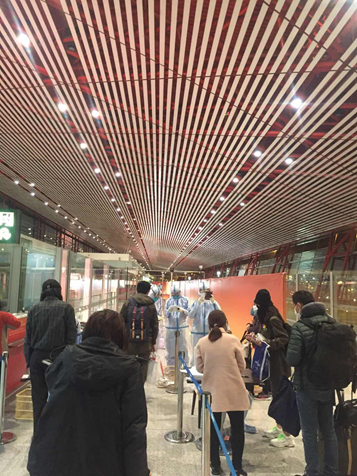 图为美浓轮泰史在机场接受健康检测 (图片由受访者提供)
