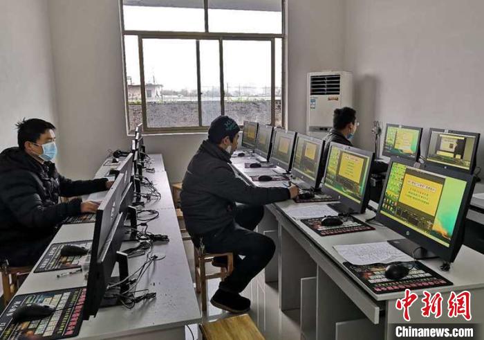 湖南洞口县联合爱心商家为隔离点留观学生送学习机