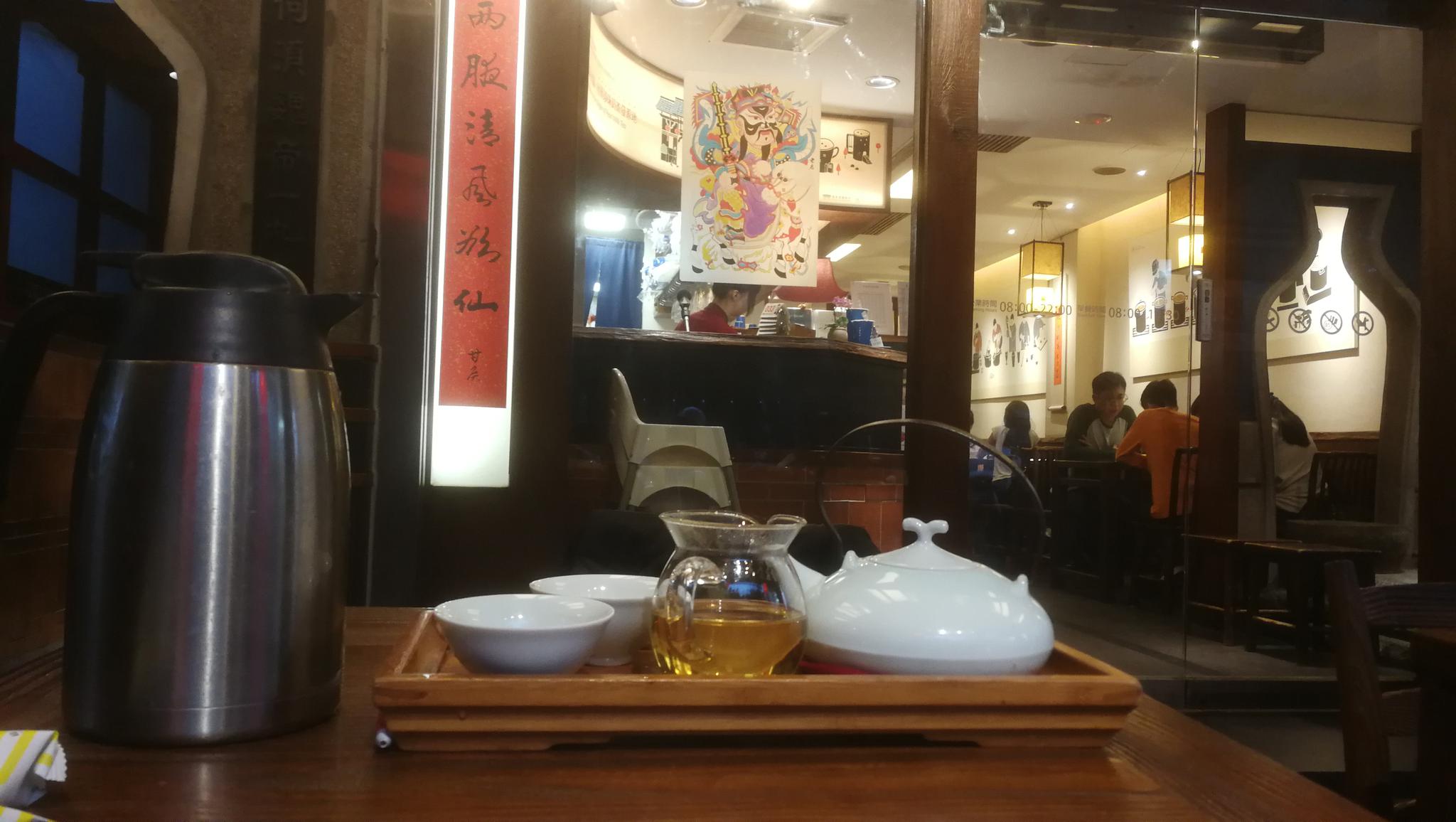 2020年1月22日黄昏,淡季时才不用提前订位的春水堂人文茶馆,茶品一般,顾客盈门。