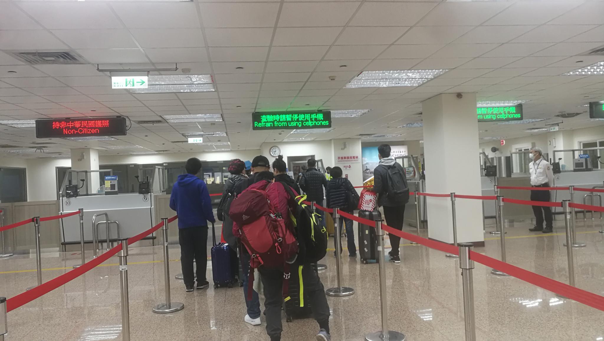  2020年1月22日上午，台湾台中港旅客服务中心，办理入境的旅客不多。