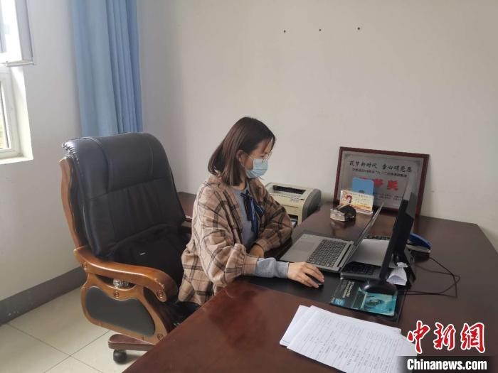 李瑾萱正在电脑前进行学生情况输入登记。 受访者供图