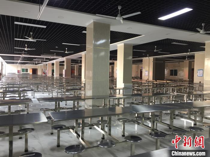 餐厅定桌定坐,确保学生用餐间距。 高瑞峰 摄