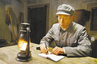 抓住人物特征 展现英模本色