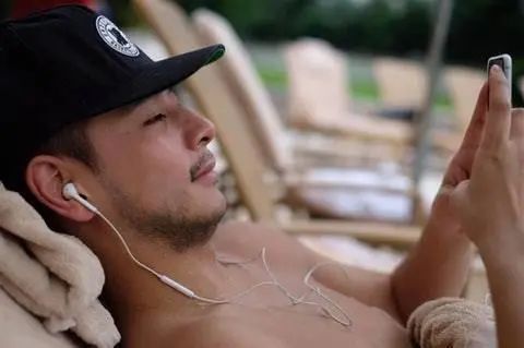 前TVB小生离巢后转战金融界变身金融才俊 曾为2亿跨国公司搞上市