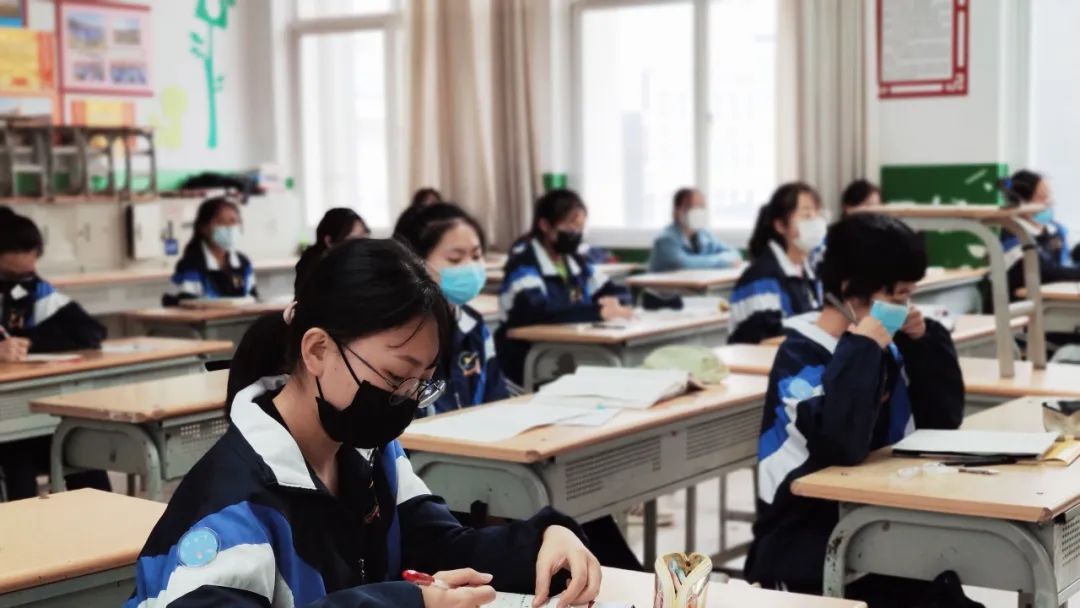 固原高三学生返校开课首日:进校园测体温,上课戴口罩
