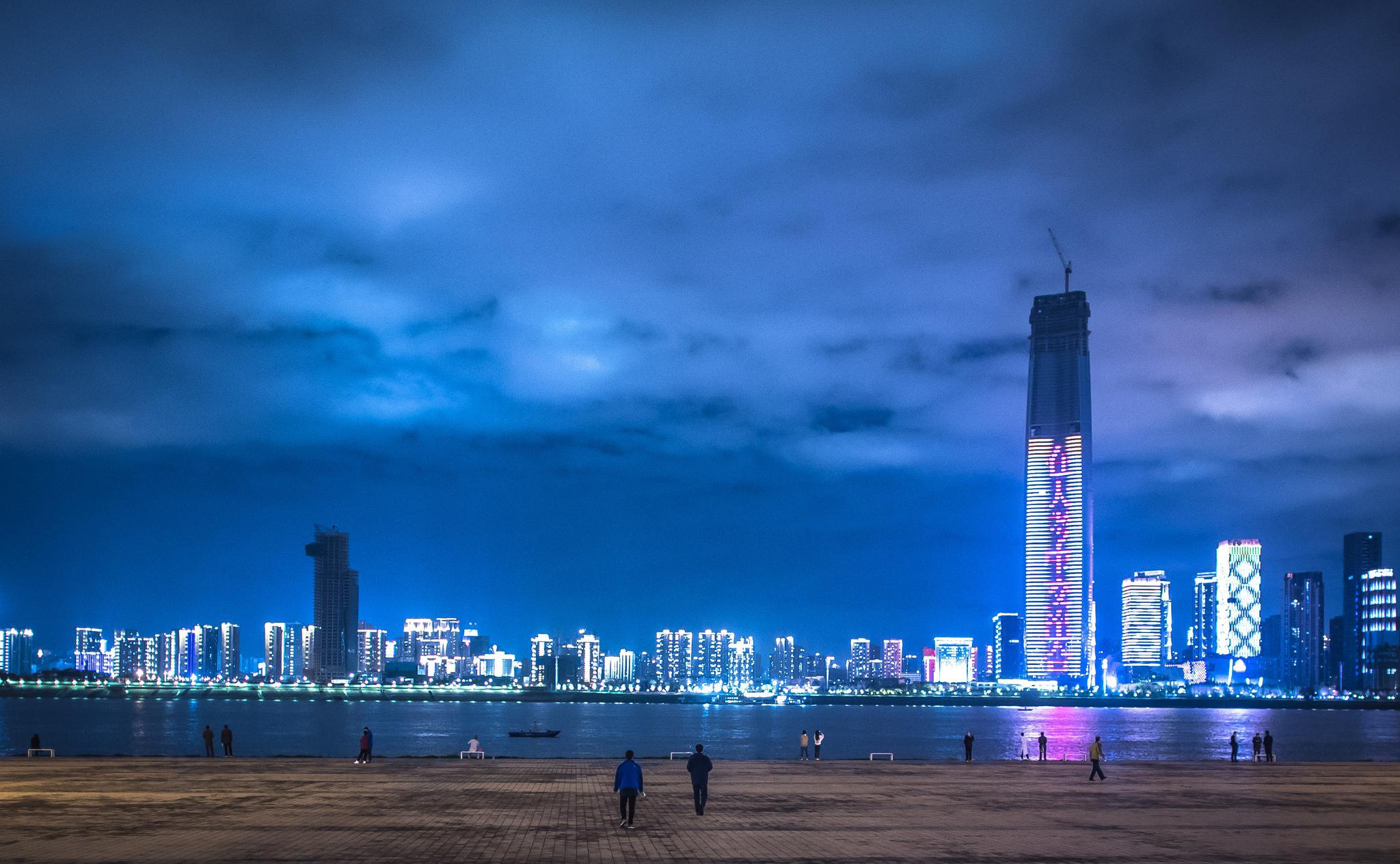 武汉:江滩夜色重现 生活逐步复原|汉口江滩|新冠肺炎
