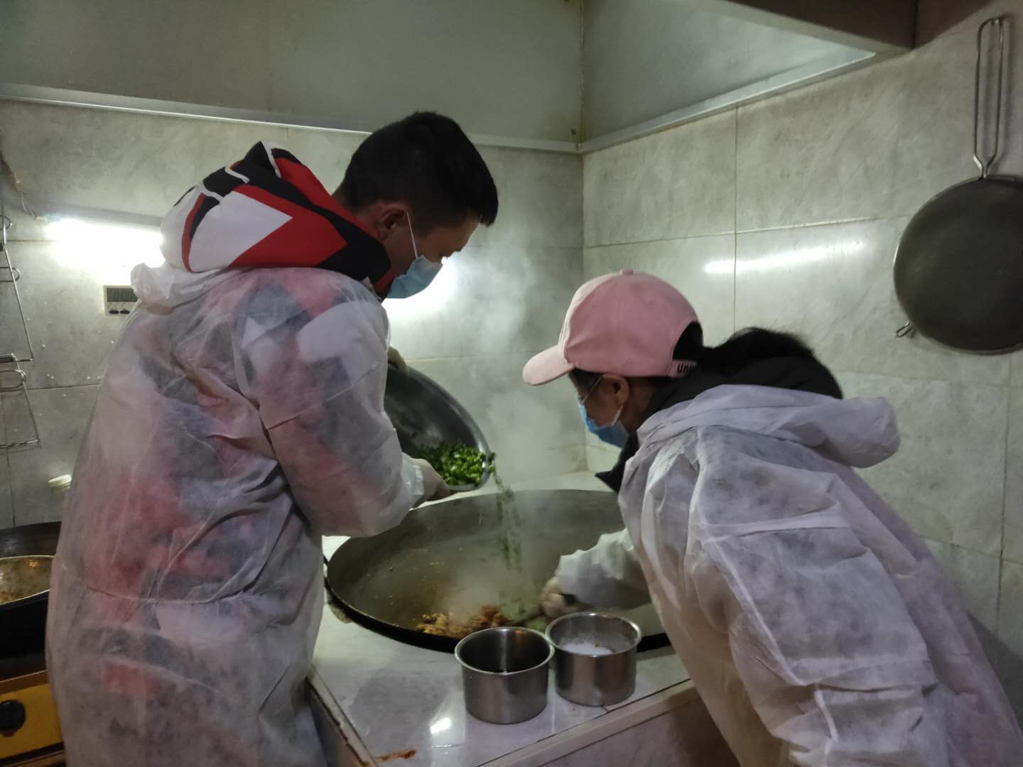  3月25日，牟伦峰和爱人在准备外卖的餐食。受访者供图