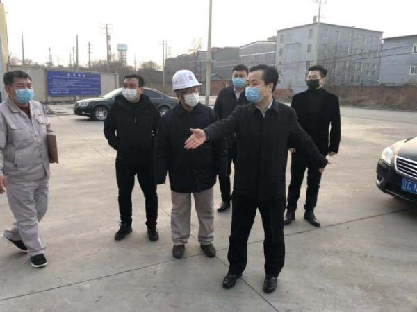 立山区区长王磊在鞍钢废钢资源有限公司现场办公.