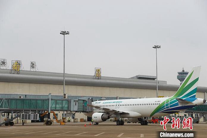 图为3月23日,由柬埔寨西哈努克港至江西南昌的国际客运航班降落在南昌昌北国际机场。(资料图) 刘占昆 摄