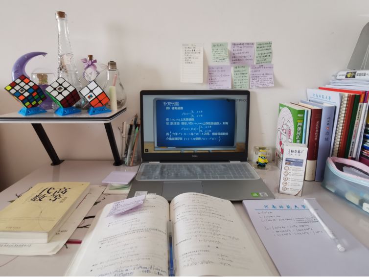 揭秘!大学生宅家上网课风物大赏之书桌篇