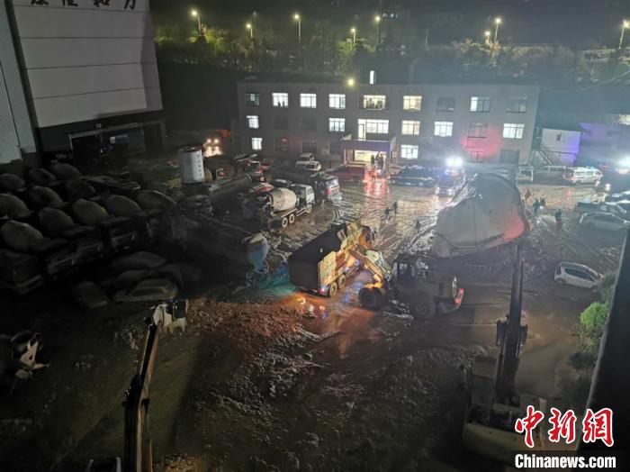 贵州贵阳一商品混凝土公司发生滑坡 已救出4人