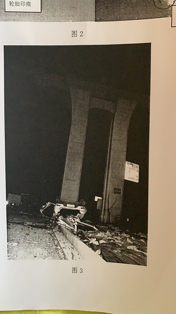  事故现场照片，“断头桥”距离地面17米，汽车坠地后致三死一伤。本文图片 受访者提供