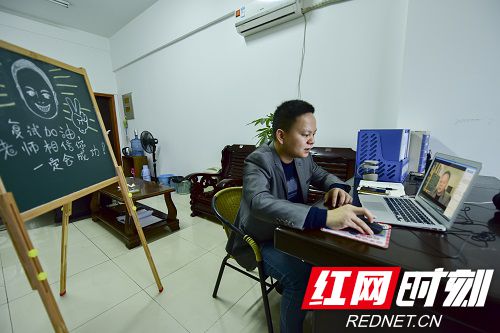 湖南科技学院:教师将自己画成“漫画” 为学生缓解压力