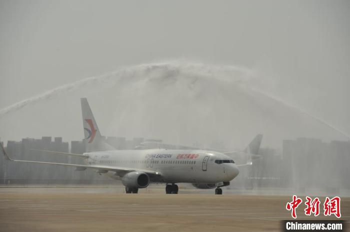 机场的“过水门”仪式为他们接风洗尘。 胡静 摄