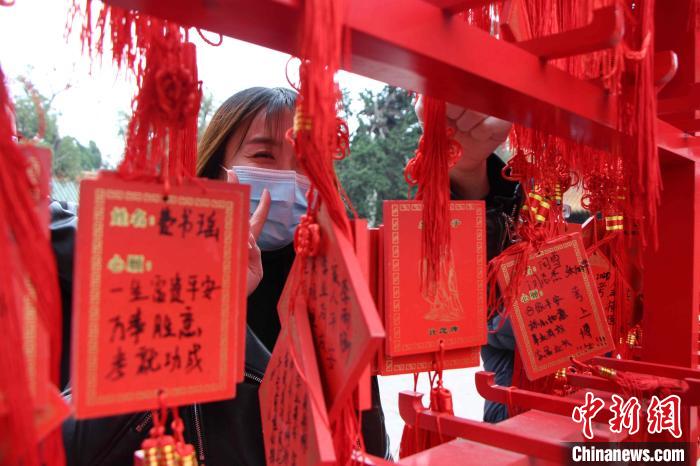 图为游客走进“三孔”景区祈福。 郝亚松 摄