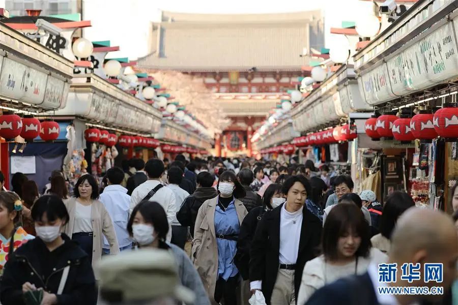 ▲3月25日,在日本东京浅草,部分行人戴口罩出行。(新华社记者 杜潇逸 摄)