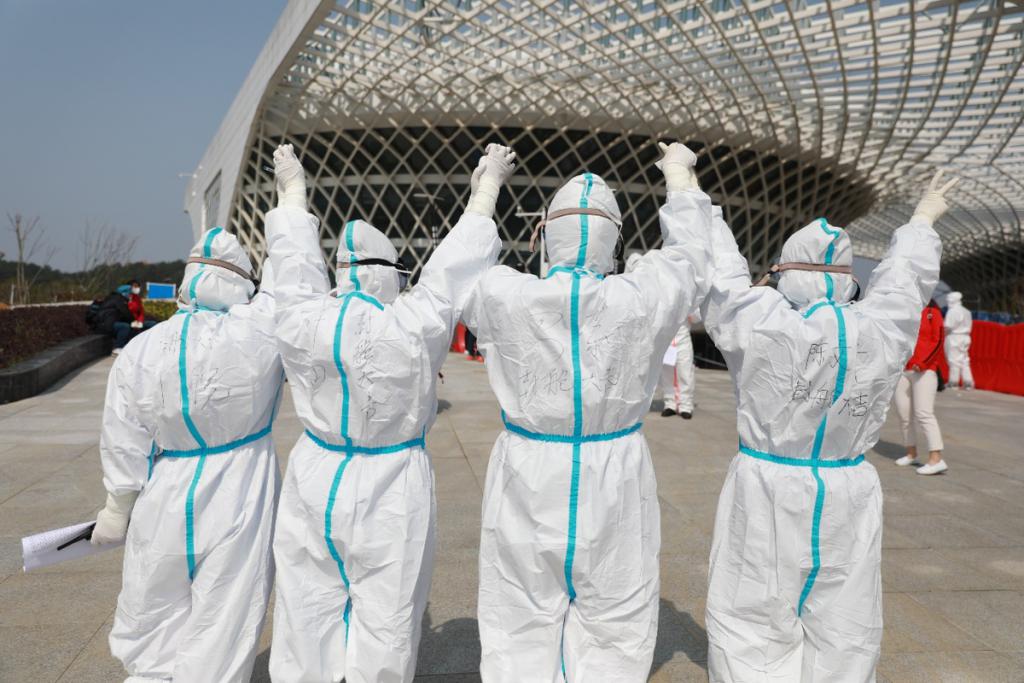 江夏方舱医院休舱，医护人员背后都写了 “ 封舱大吉 ”。 中国日报 图