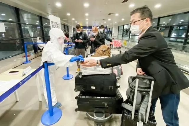 中国外交部:禁外籍入境,国际航线每周限飞!海外确诊破40万