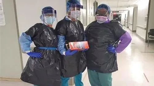 纽约一家医院,护士用垃圾袋充当防护服(图源:脸书)