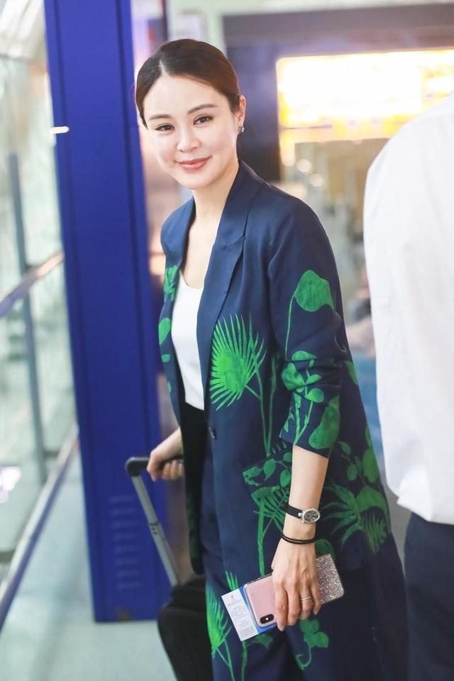 有一种高贵名媛感,叫“关悦穿西服套装”,再配马尾辫气质惊艳