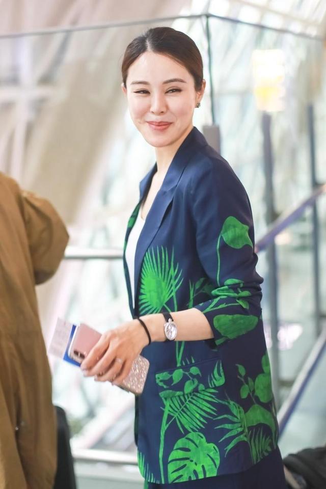 有一种高贵名媛感,叫“关悦穿西服套装”,再配马尾辫气质惊艳