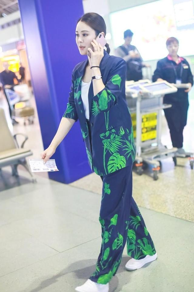 有一种高贵名媛感,叫“关悦穿西服套装”,再配马尾辫气质惊艳