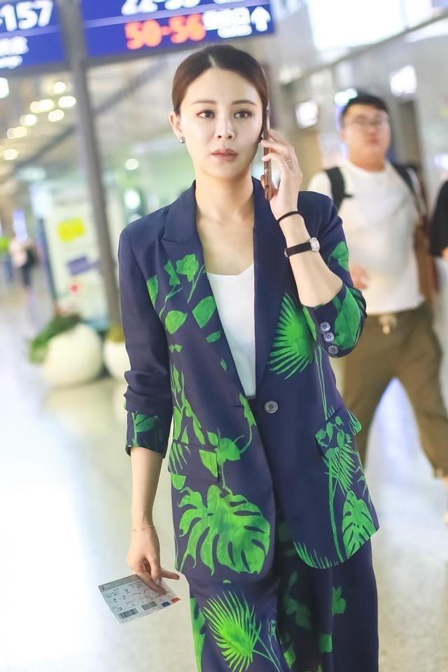 有一种高贵名媛感,叫“关悦穿西服套装”,再配马尾辫气质惊艳