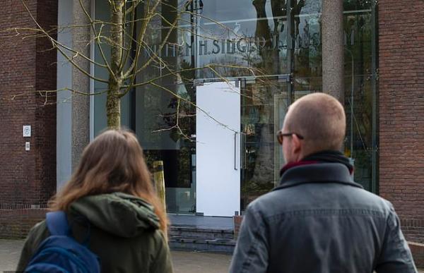 拉伦辛格博物馆被损坏的门