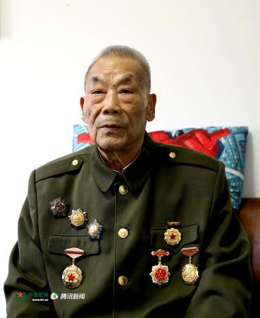 虽然已经103岁了,但是王枫面对记者仍然坐的笔直。中国军网记者 伍行健 摄