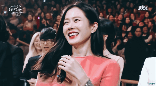 杨幂又来炫腹了,女明星难道都是躺着就能瘦吗?