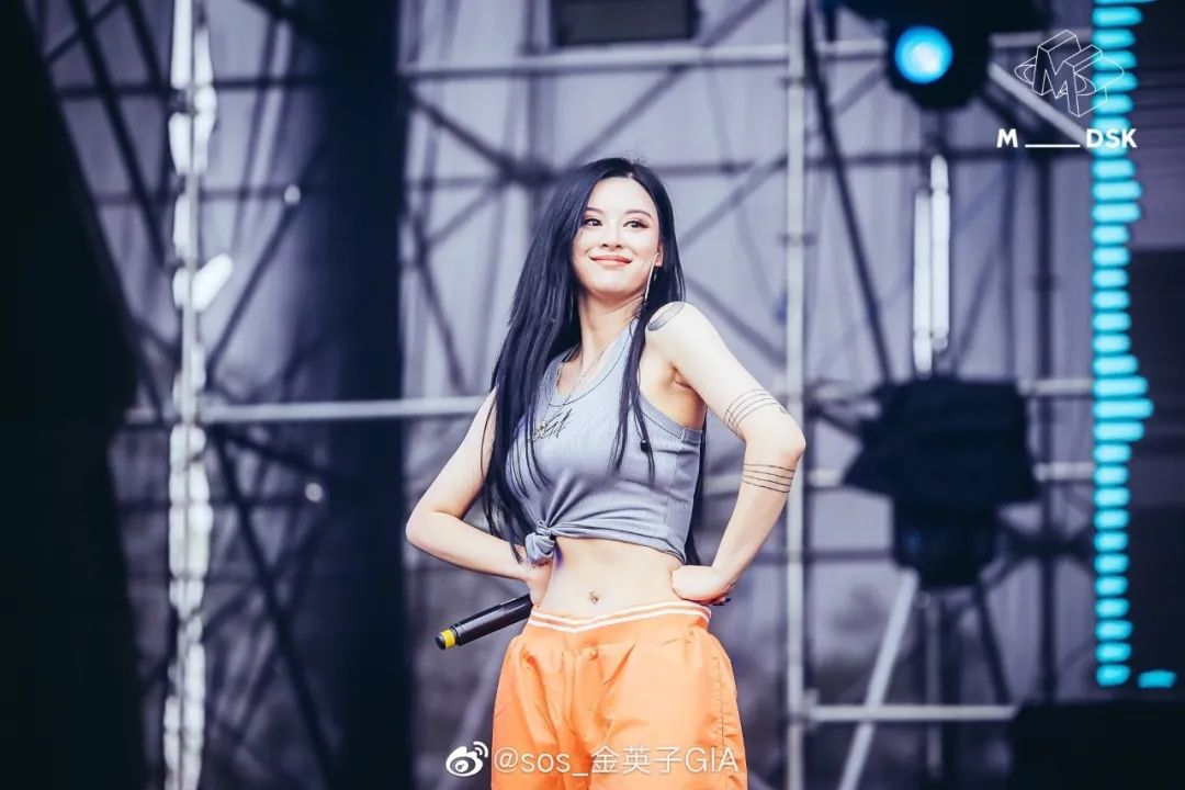 忘掉"淡黄的长裙",这些火辣女rapper让你全身都醒过来