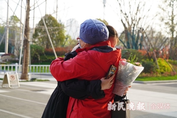 图说：来自龙华医院先后前往武汉的两名队员在驻地会师&nbsp; 郜阳 摄