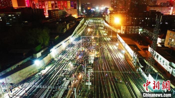 山西铁路按“快进键” ,近3000名施工人员同时立体化作业,480分钟百年老站太原火车站成功扩容通 车。张炯供图